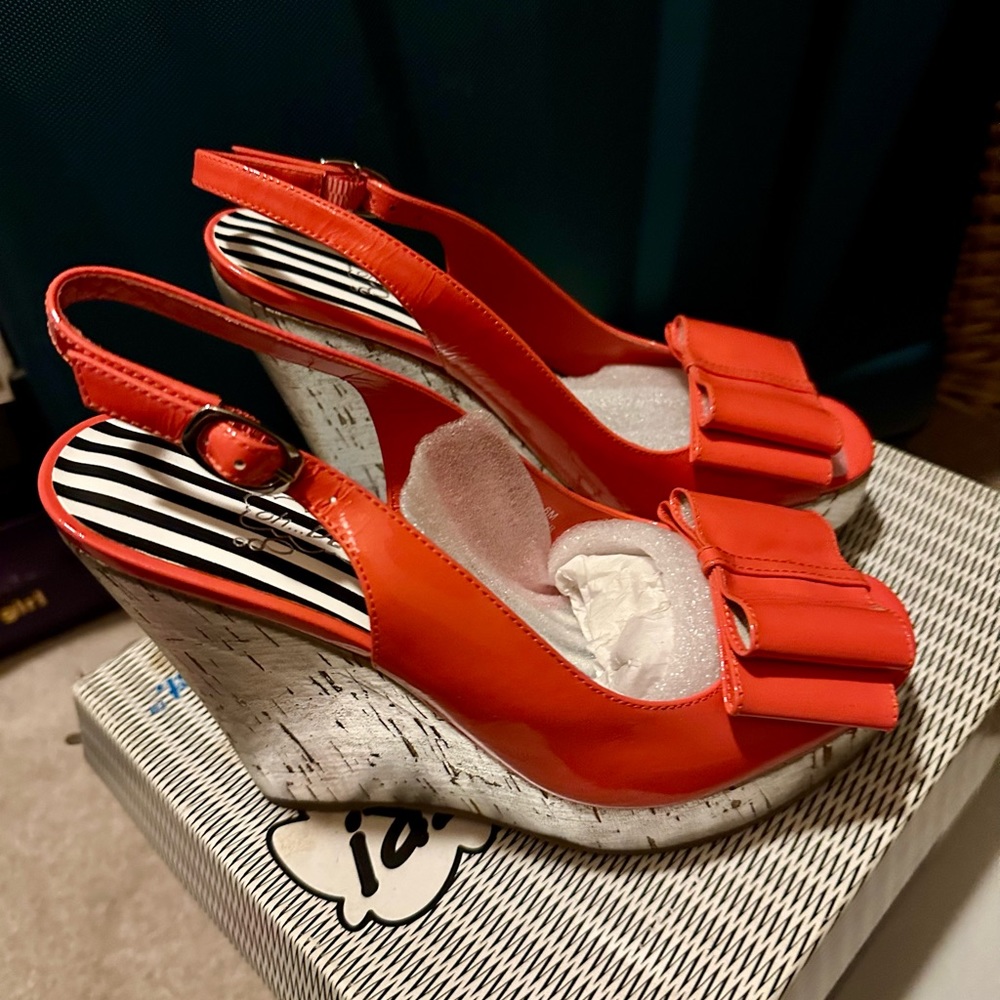 Oh Deer coral and metallic silver wedge patent sandals NIB size 6 m
